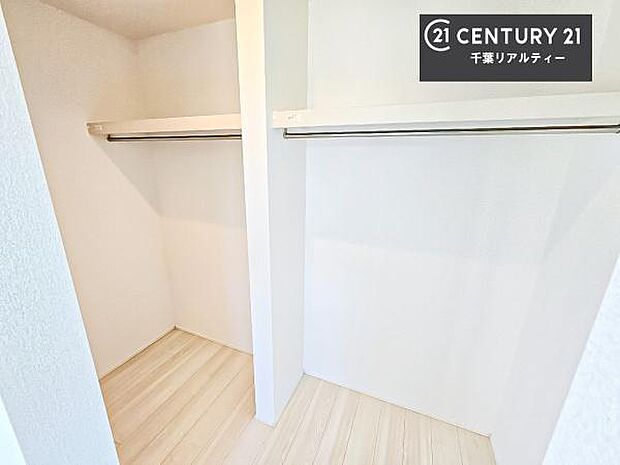 ウォークインクローゼット付きです。たくさんのお洋服などを収納しておけそうですね！他にも扇風機や加湿器など季節物の大きな家電も収納できます。