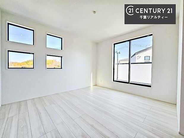 陽がたっぷりと差し込む四つ窓仕様！明るく温もり感じる居心地よい空間でプライベート時間が充実！