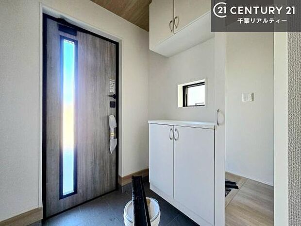 シューズクロークとシューズボックスの両方が完備された玄関はいつでもスッキリ！ぜひ現地にて、収納力豊富な住まいの使い勝手をご体感ください。