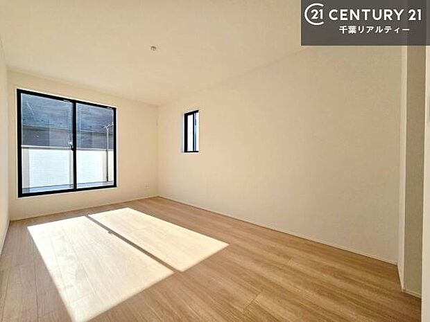 住まいの中で最もプライベートな空間だからこそ、広さにこだわった7.75帖洋室。静かで落ち着いた雰囲気が、上質な眠りと快適な毎日を支えます！