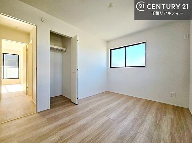 掃き出し窓がないお部屋は、お子様のお部屋としても安心です！収納スペースも充実しているので散らかったお部屋をサッと片付けられます！