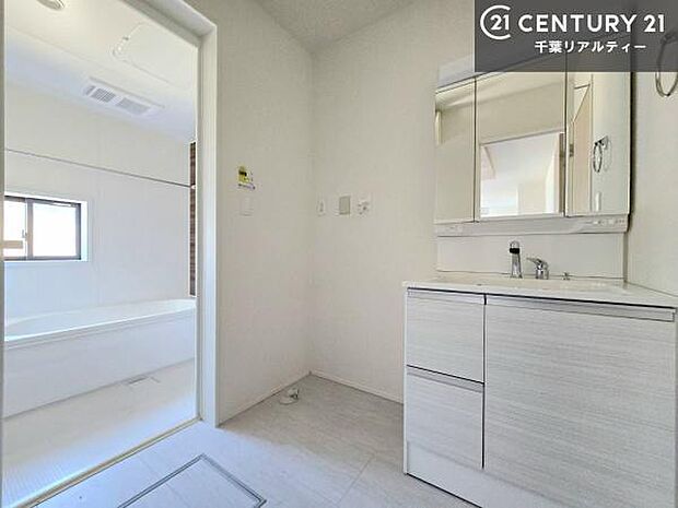 スタイリッシュでオシャレな洗面台！身なりを整える洗面所は、清潔感が大事です！水周りの清潔感のある雰囲気を演出！気持ちよくお使いいただけます。