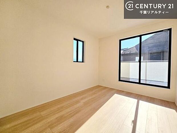 2面採光を確保した明るい室内は、風通しも良く、明るく大変居心地の良い空間となっております。リラックスして過ごせる心地の良いお部屋です！朝の目覚めがスッキリしますね！