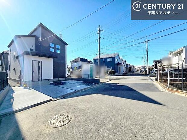 前面道路は6ｍ！陽当り良好な立地です。車庫入れが苦手な方も安心ですね！