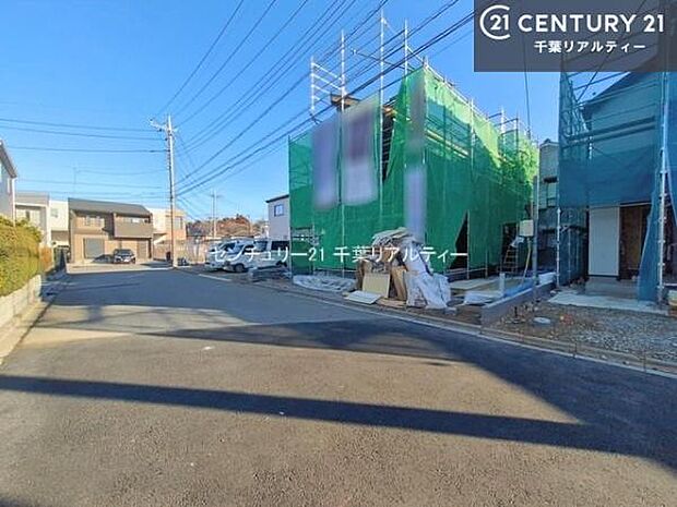 前面道路は6ｍ！陽当り良好な立地です。車庫入れが苦手な方も安心ですね。