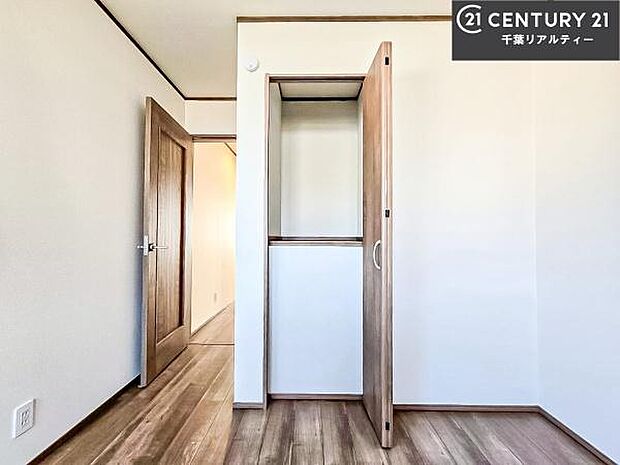 洋室は子供部屋や寝室、色々と用途多彩に利用できますね。収納力もたっぷりなので、広々気持ちよく過ごすことができます。