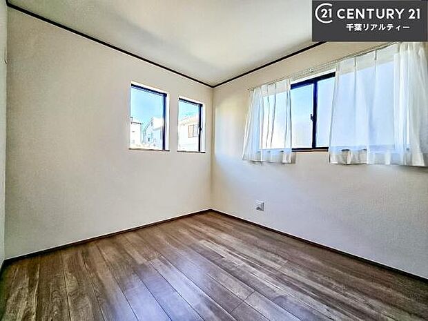 明るい室内は、風通しも良く、明るく大変居心地の良い空間となっております。リラックスして過ごせる心地の良いお部屋です！