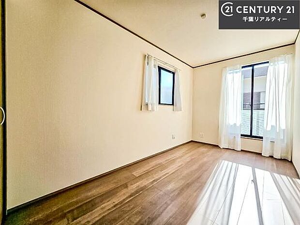 明るく開放的で、窓を開ければ外の景色と光を楽しめます。バルコニーに直接出入りできるため、洗濯物の取り込みやガーデニングなども便利。