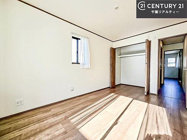 収納スペースがついています！居室をスッキリ整頓する事ができますね。家具を選ばないシンプルなデザインの為、家具を選ばずお気に入りの空間作りができそうですね。