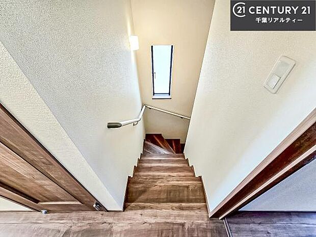 階段には手摺りが付いており、お子様やご年配の方も安心してご利用頂けます。明かり取りの窓も付いており、足元も安心ですね！