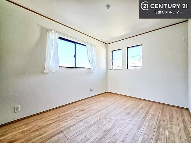 窓からたっぷり光が入り、風通しも良好なため、快適に過ごせる空間です。子ども部屋としても最適で、学習スペースや遊び場としても活用できます。