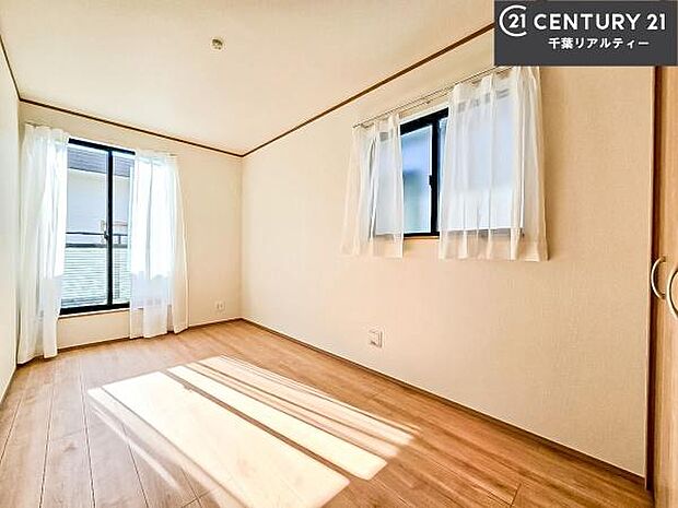 明るく開放的で、窓を開ければ外の景色と光を楽しめます。バルコニーに直接出入りできるため、洗濯物の取り込みやガーデニングなども便利。