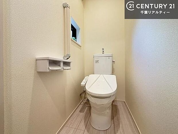 1・2階にトイレがございます！朝の忙しい時間帯も待たずにすみそうですね。白を基調とした清潔感のあるトイレでお手入れがしやすいです！