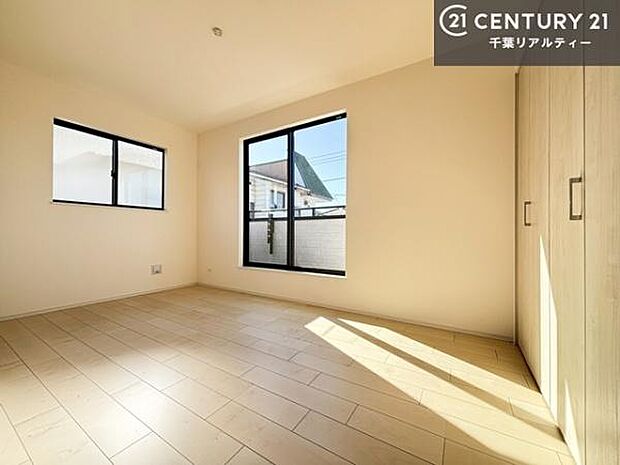 バルコニーに面している洋室です。明るく温もりがあり、換気もしっかりできます！朝起きて、外に出て背伸びをしつつ深呼吸をし良い朝を迎え入れることができます。