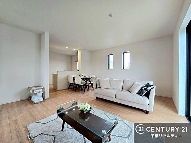 開放感のある広々LDK！ソファーやダイニングテーブルを置いても窮屈にならないので快適に過ごせます！コミュニケーションが取りやすいリビングです。