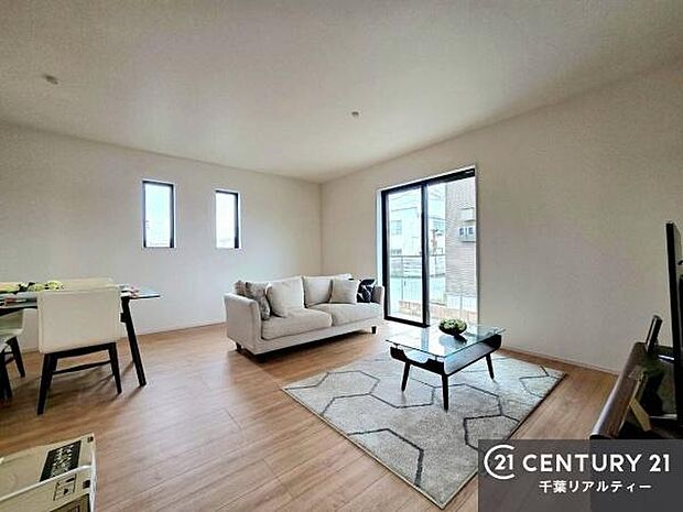 大きな窓からたっぷりの陽ざしが入る明るいリビング。開放感のあるリビングで家族団らんのくつろぎの時間を過ごせます！