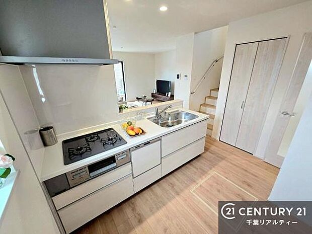 大人気の対面式システムキッチンを採用しています！ご家族のコミュニケーションが自然と増える設計です。お子様にも目が届くので嬉しいですね。収納力もあります！