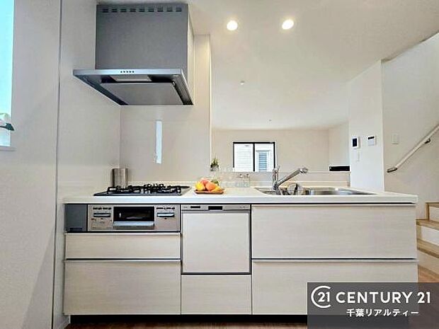 収納スペースが充実しており、キッチンまわりをすっきりと保ちながら、広々とした調理スペースを確保。快適な作業環境で、毎日のお料理もよりスムーズにはかどります。