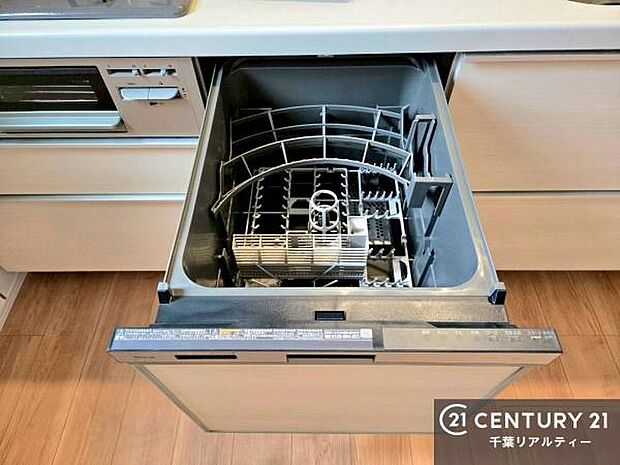 食洗機付きのキッチンです！忙しい時や手荒れ防止として大変活躍する便利な仕様です！ビルトインなのでキッチンの場所を取らず調理スペースを広く使うことが出来ます！