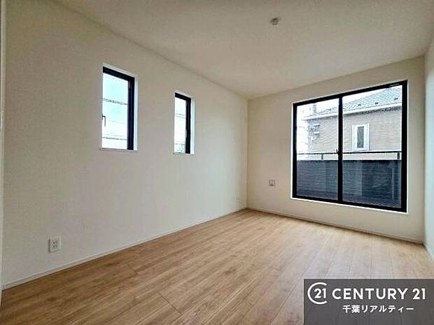 バルコニーへ面した洋室なので天気のいい日はバルコニーへ出てリフレッシュするのもいいですね！充実したプライベートタイムが送れる洋室！陽当たり、風通し良好です。