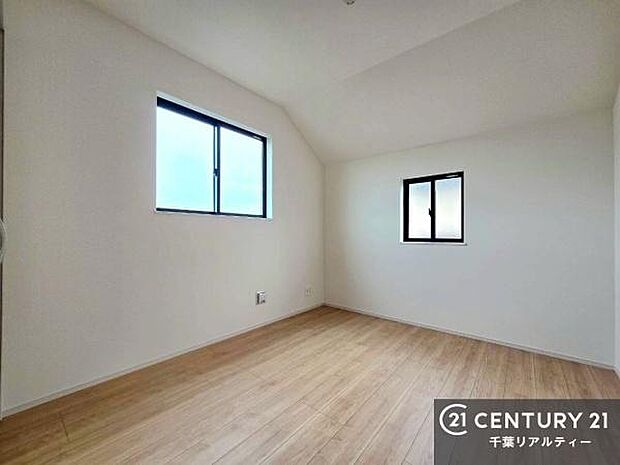 掃き出し窓がないお部屋は、お子様のお部屋としても安心です！収納スペースも充実しているので散らかったお部屋をサッと片付けられます！