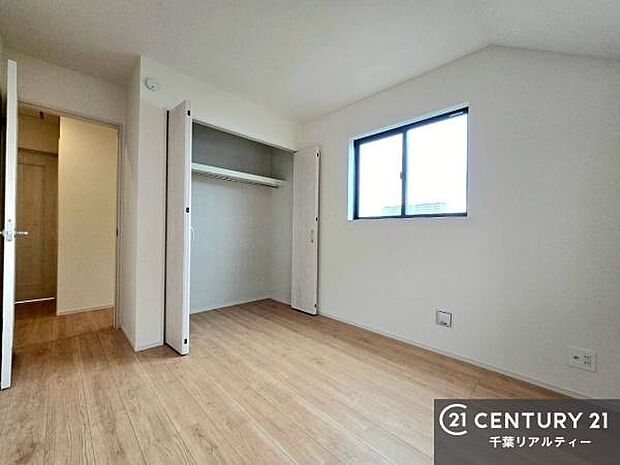 明るく風通しの良い居室です。「シンプル」にデザインされた室内。自由度が高いので家具やレイアウトでお好みの空間を創り上げられます。是非一度、現地にてご確認ください。