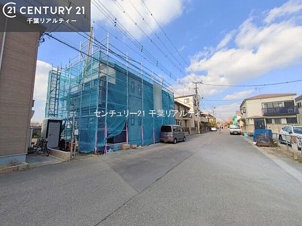 前面道路は8.3m!陽当り良好な立地です。車庫入れが苦手な方も安心ですね。