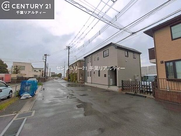 前面道路は8.3ｍ！陽当り良好な立地です。車庫入れが苦手な方も安心ですね。