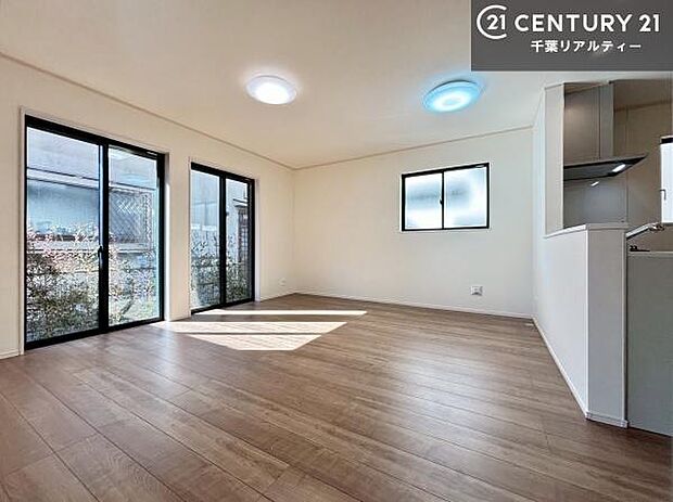 大きな窓からたっぷりの陽ざしが入る明るいリビング。開放感のあるリビングで家族団らんのくつろぎの時間を過ごせます。