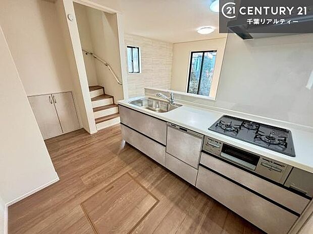 大人気の対面式システムキッチンを採用しています！ご家族のコミュニケーションが自然と増える設計です。お子様にも目が届くので嬉しいですね。広々使えて快適に作業が進みます！