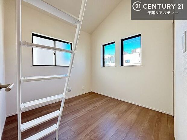 洋室は子供部屋や寝室、色々と用途多彩に利用できますね。収納力もたっぷりなので、広々気持ちよく過ごすことができます。