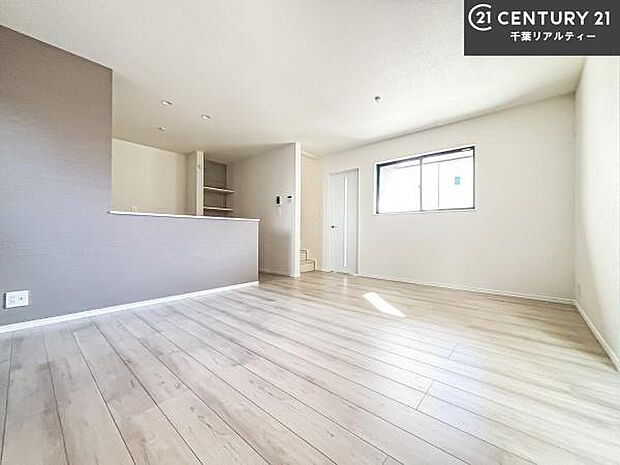 優しい陽だまりがリビングを包んでくれて居心地の良い空間を演出してくれます！くつろぎの時間を過ごせます！