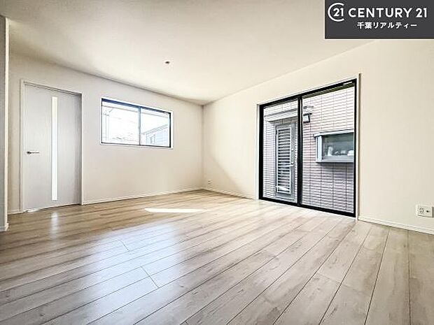 大きな窓からたっぷりの陽ざしが入る明るいリビング。開放感のあるリビングで家族団らんのくつろぎの時間を過ごせます。