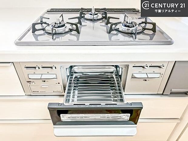 コンロは三口あるのでお料理の同時進行ができます。もちろんグリル付きです。調理スペースも広々している為作業がしやすい！使い勝手が良いシステムキッチンです！