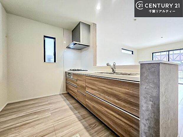 大人気の対面式システムキッチンを採用しています！ご家族のコミュニケーションが自然と増える設計です。お子様にも目が届くので嬉しいですね。広々使えて快適に作業が進みます。