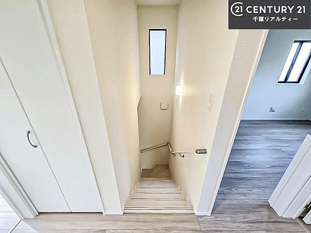 階段は明るく手摺りもついています。お子様やご年配の方も安心してご利用頂けますね。