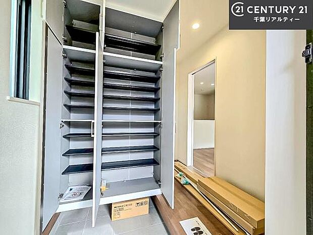 シューズボックス付きなので、玄関が片付きお掃除がしやすいです！スッキリした玄関で戸を開けた瞬間、清潔感のある心地いい空間が出迎えてくれます。