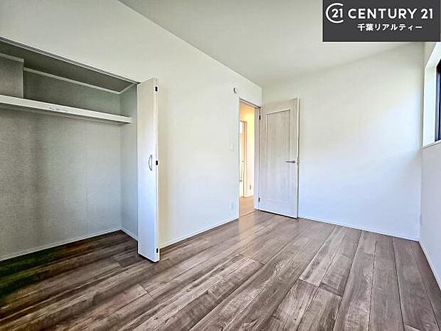 優しい光が差し込む洋室は、朝の目覚めも気持ちが良さそうですね。おうち時間もゆったりと過ごすことができます。優しい色合いのフローリングがどんな家具にもマッチします！