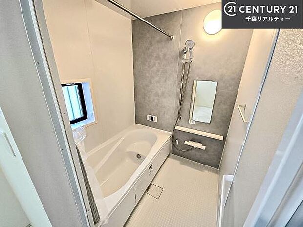 広々バスで一日の疲れをリフレッシュ。足が伸ばせるので、浴槽にもゆったりと浸かれますね！毎日のバスタイムが楽しみになります。