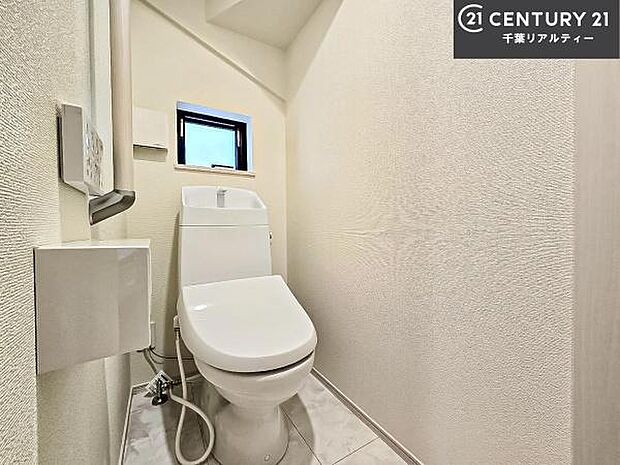 1・2階にトイレがございます！朝の忙しい時間帯も待たずにすみそうですね。白を基調とした清潔感のあるトイレでお手入れがしやすいです！