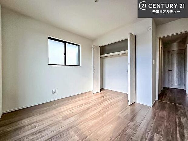 洋室は子供部屋や寝室、色々と用途多彩に利用できますね。収納力もたっぷりなので、広々気持ちよく過ごすことができます。