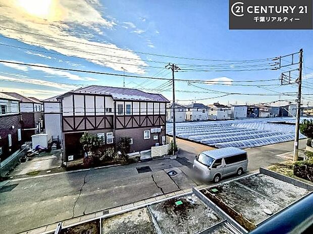 落ち着きある住宅街です！周囲には高い建物がなく、空が広く開放感があり、陽当たりを大きく遮られることもありません！気持ちの良い風が通り抜ける街並みです！