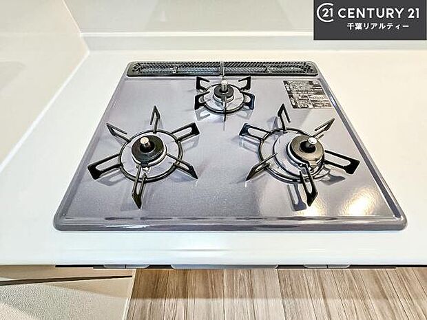 コンロは三口あるのでお料理の同時進行ができます。もちろんグリル付きです。調理スペースも広々している為作業がしやすい！使い勝手が良いシステムキッチンです！