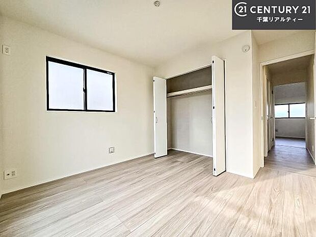 優しい光が差し込む洋室は、朝の目覚めも気持ちが良さそうですね。おうち時間もゆったりと過ごすことができます。