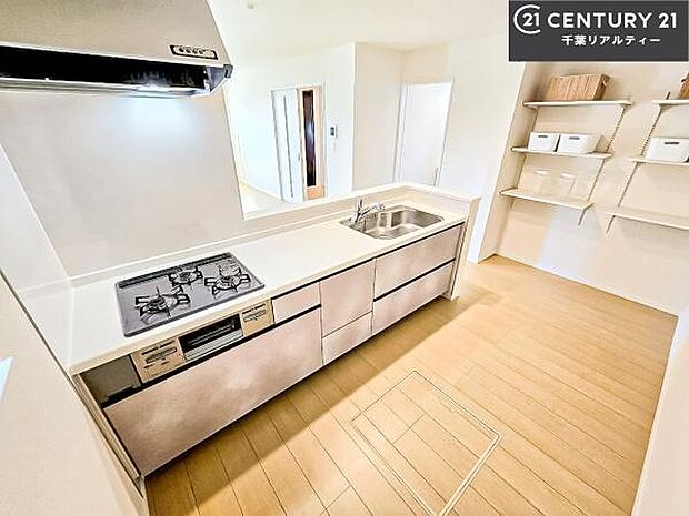 ゆとりある調理スペースで作業がしやすい快適なキッチンです！お子様と一緒にお菓子造りも楽しめる広々スペースです。楽しい調理時間になりそうですね！