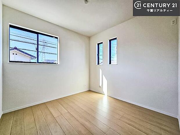 掃き出し窓がないお部屋は、お子様のお部屋としても安心です！収納スペースも充実しているので散らかったお部屋をサッと片付けられます！