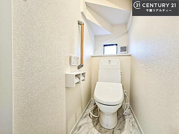 1・2階にトイレがございます！朝の忙しい時間帯も待たずにすみそうですね。白を基調とした清潔感のあるトイレでお手入れがしやすいです！