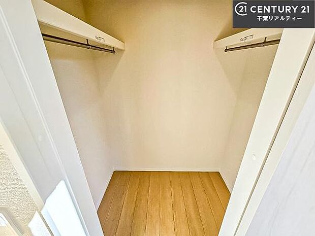 ウォークインクローゼット付きです。たくさんのお洋服などを収納しておけそうですね！他にも扇風機や加湿器など季節物の大きな家電も収納できます。