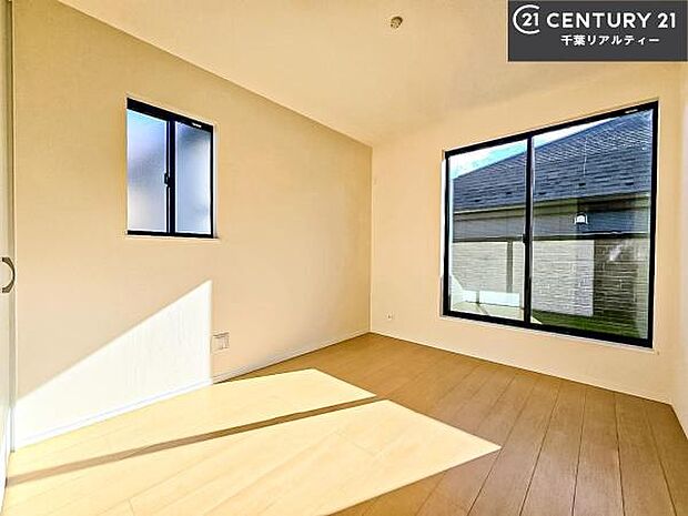 バルコニーに面している洋室です。明るく温もりがあり、換気もしっかりできます！朝起きて、外に出て背伸びをしつつ深呼吸をし良い朝を迎え入れることができます。