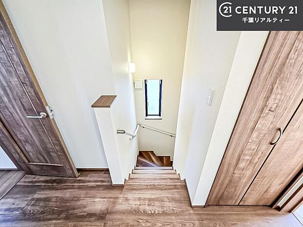 階段は明るく手摺りもついています！お子様やご年配の方も安心してご利用頂けますね！